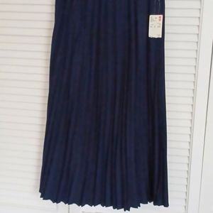 Uniqlo pleated midi skirt